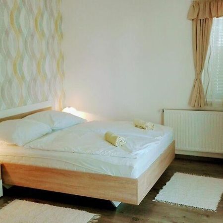 Lavender Apartment Heviz Bagian luar foto