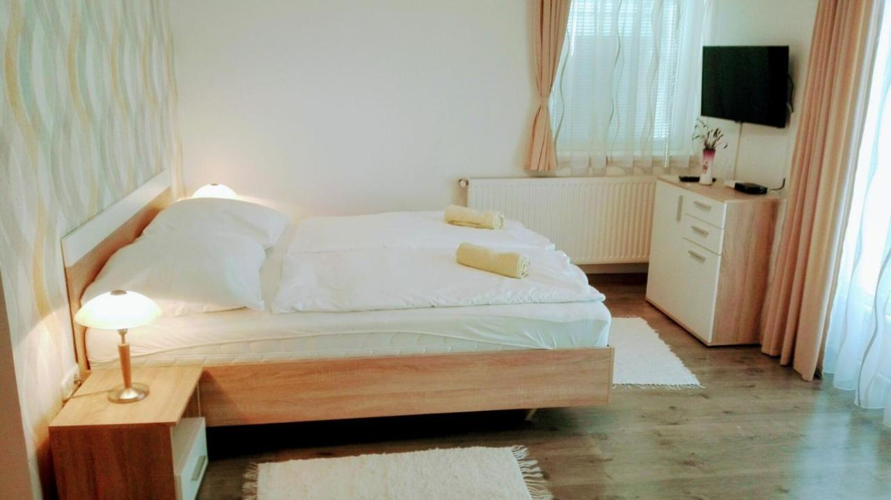 Lavender Apartment Heviz Bagian luar foto